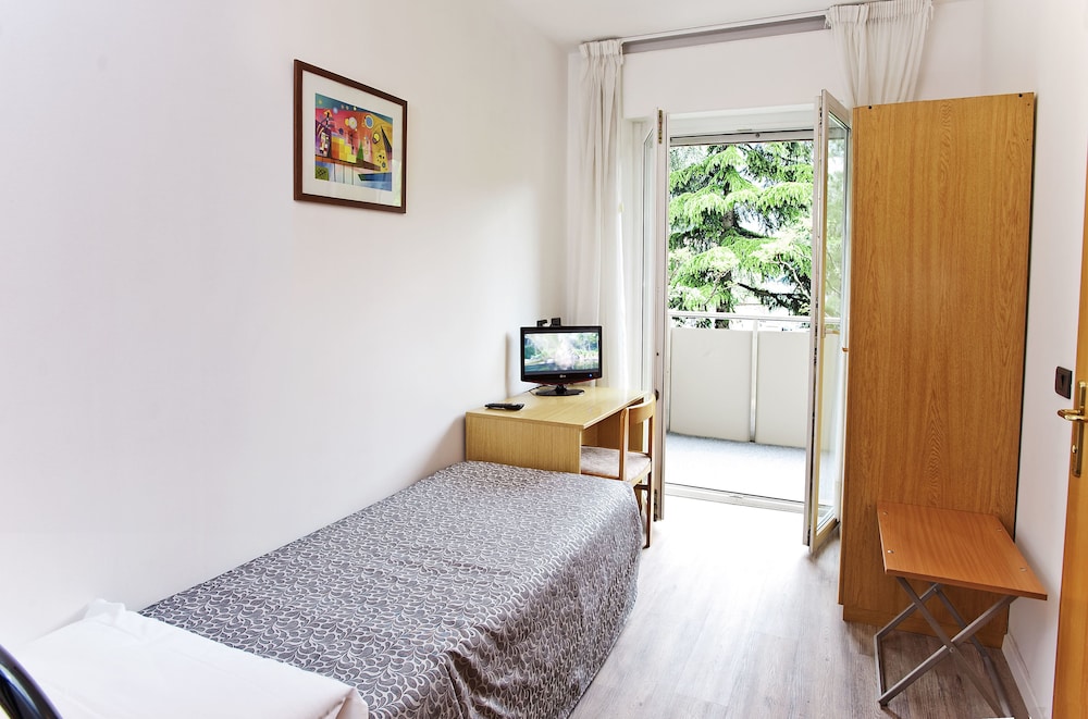 ROOM, SINGLE