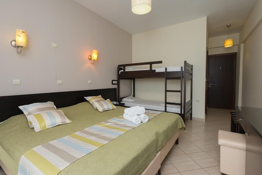 Maranton Beach Hotel 8/55