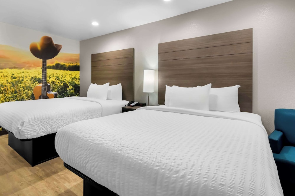 Room, 2 Queen Beds, Clarion Pointe Fort Worth East - Arlington 2/3