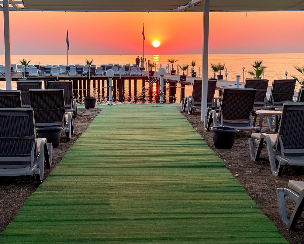 Catamaran Resort Hotel 68/71