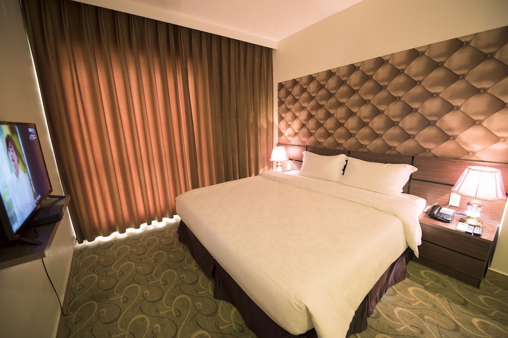 STANDARD, DOUBLE OR TWIN BED, CITY VIEW