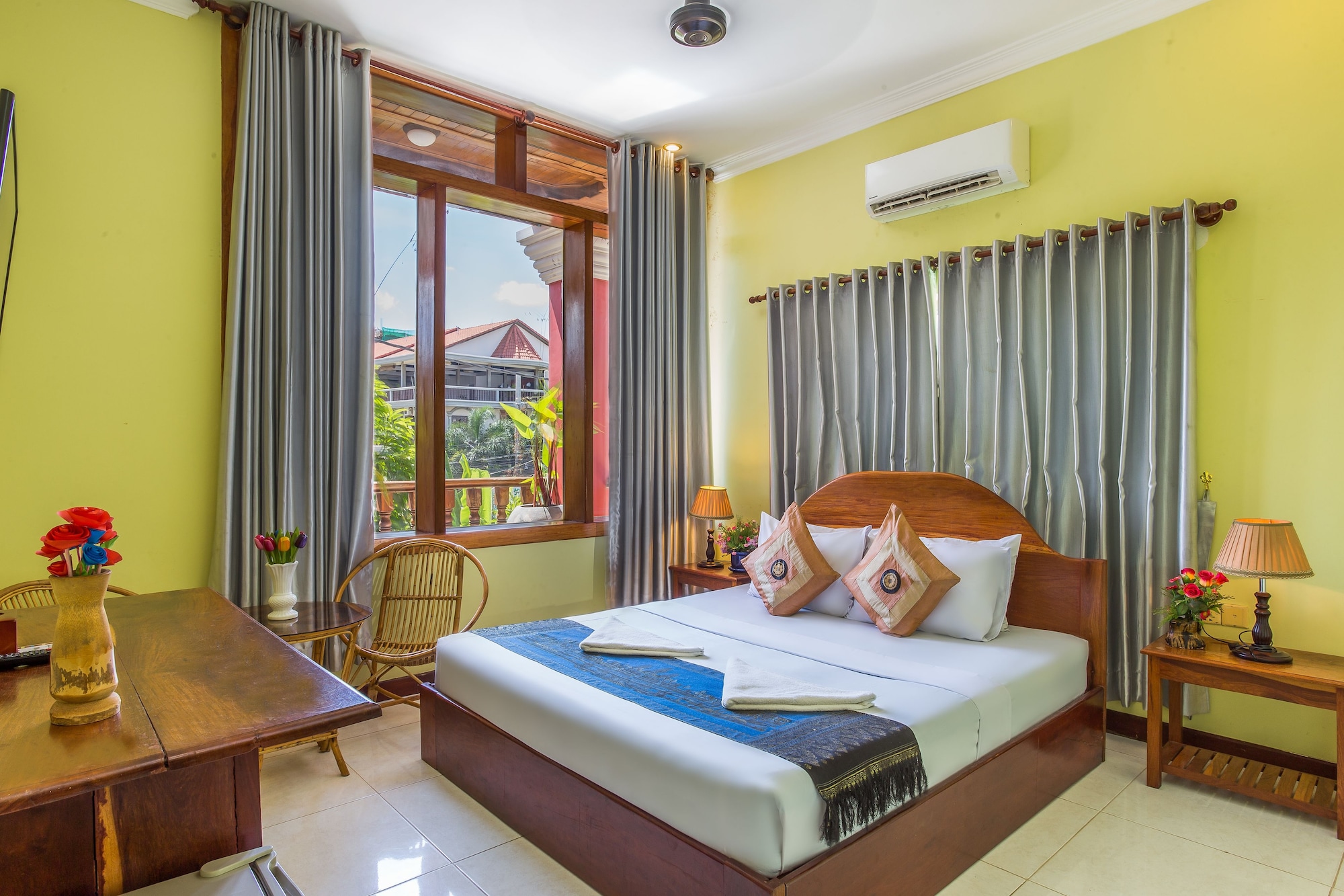 ROOM, DOUBLE BED