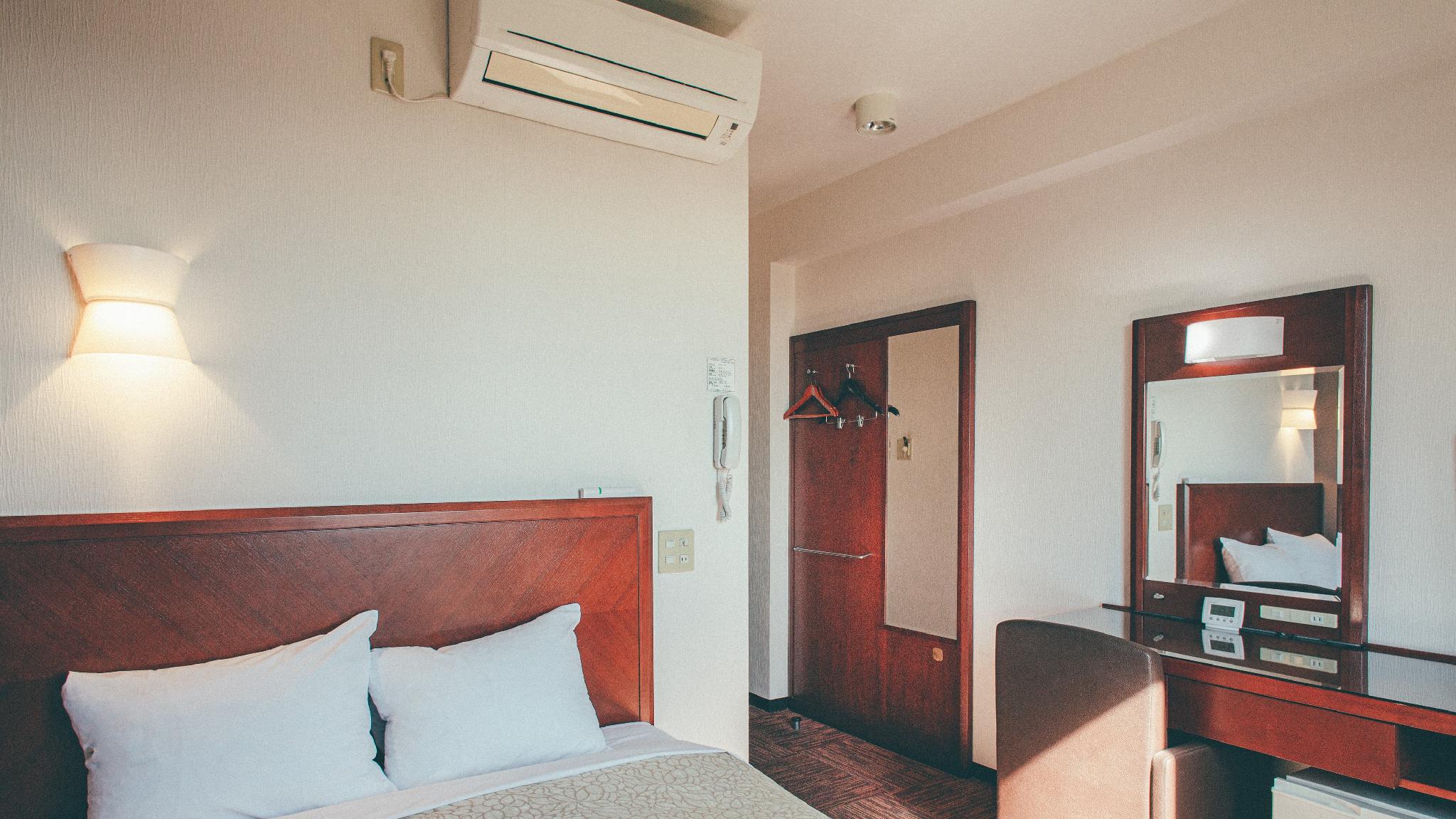 Semi Room, Double Bed, Smoking Type Not Guaranteed