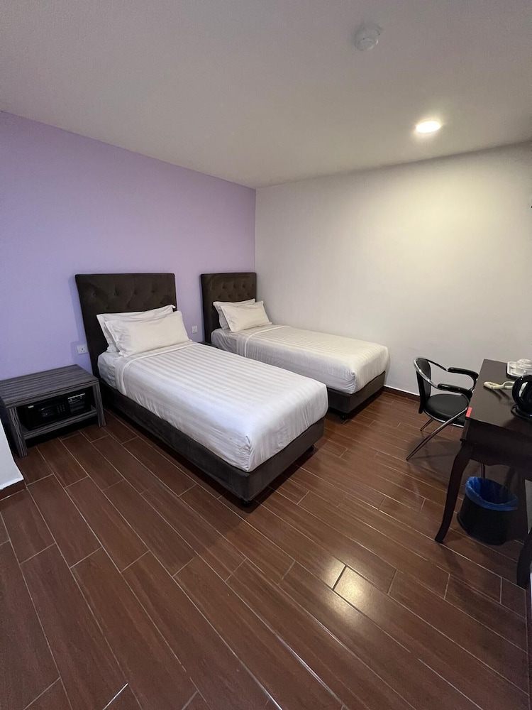 EXECUTIVE, TWIN BEDS