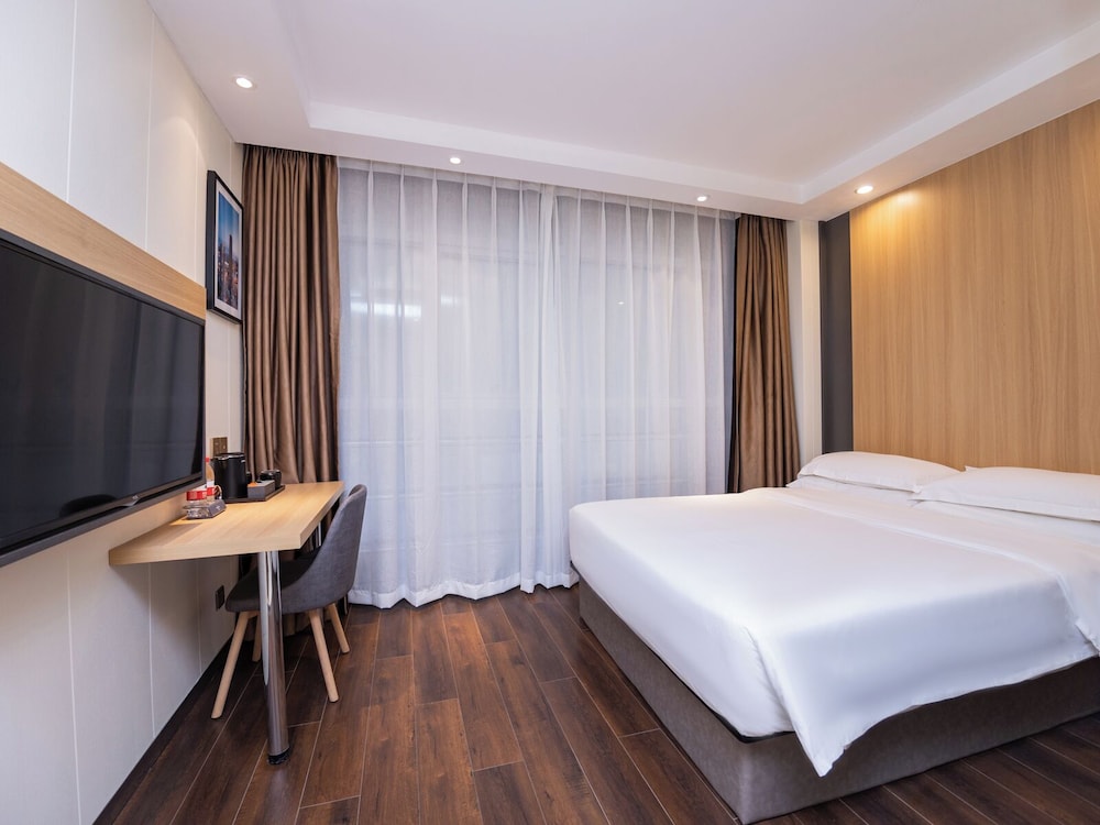 Standard, Queen Bed