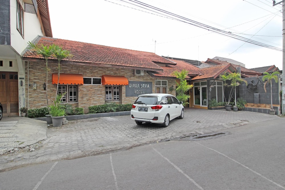 Reddoorz Near Pojok Beteng Yogyakarta 2/25