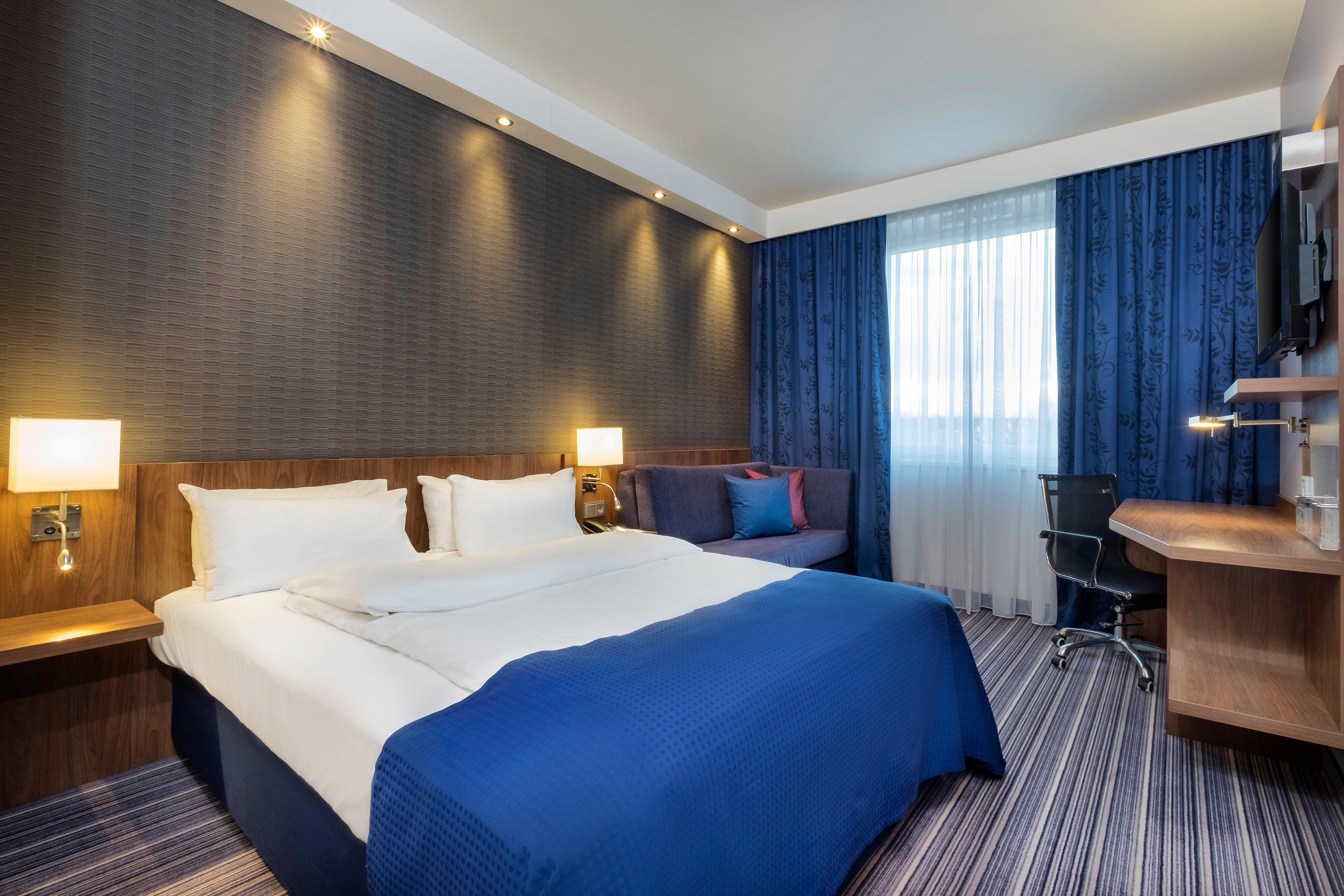 غرفة بسرير كوين، Holiday Inn Express Friedrichshafen 2/7
