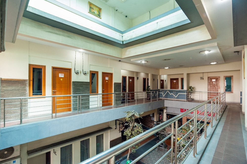 Reddoorz Plus Near Universitas Indonesia 3/50