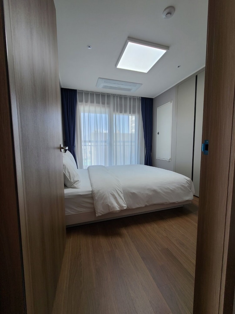 JUNIOR SUITE, MULTIPLE BEDS, CITY VIEW