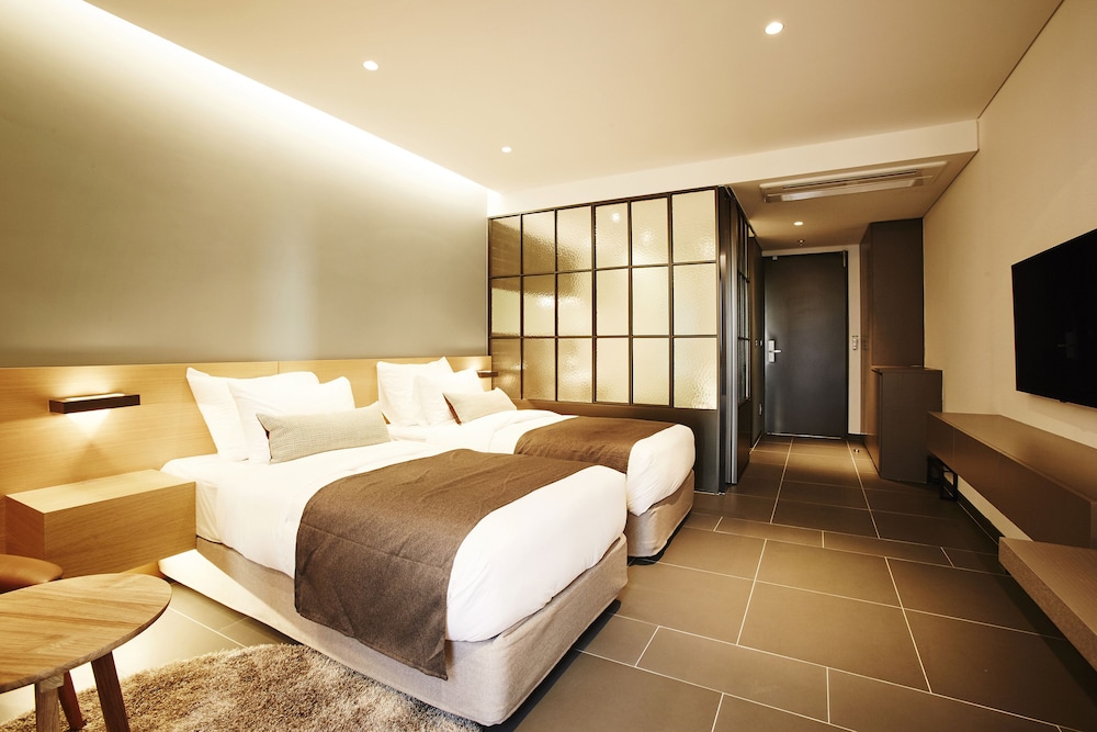 FAMILY, TWIN BEDS, BATHTUB