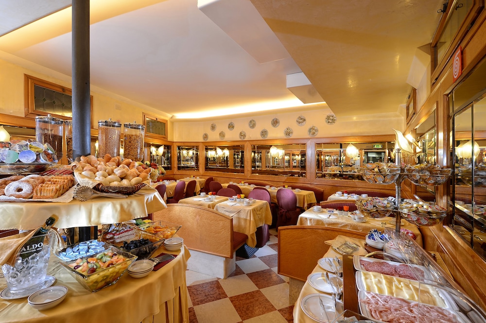 Rialto Hotel 53/66