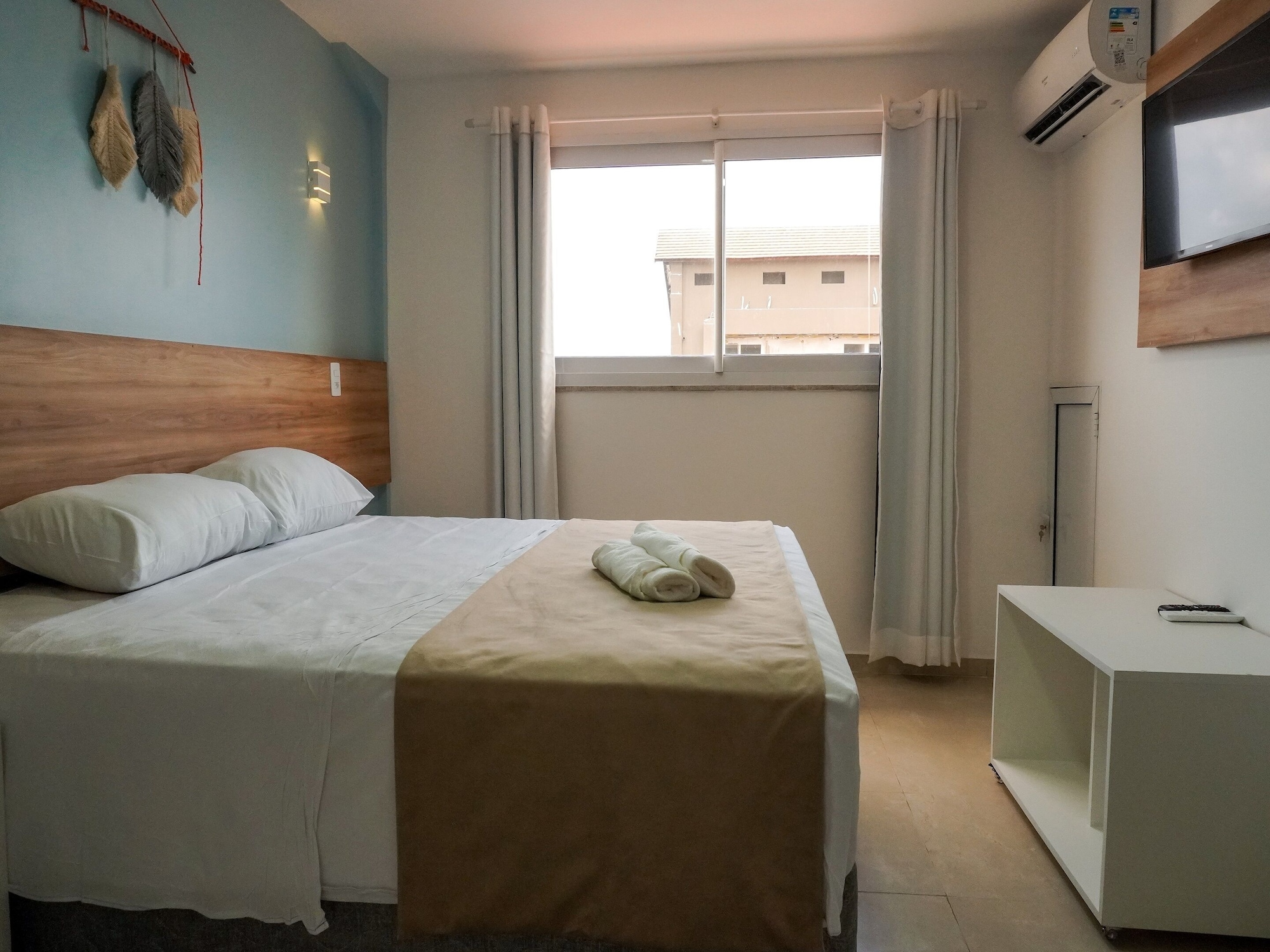 DELUXE, DOUBLE OR TWIN BED