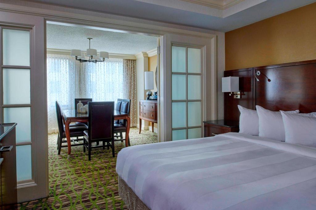 1 Bedroom, 2 Rooms, Governor, Suite, Queen Bed, Sofa