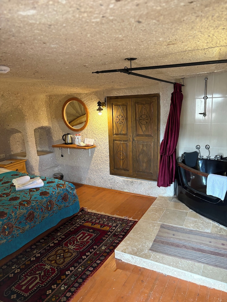 Valley Inn Cave Hotel 12/50