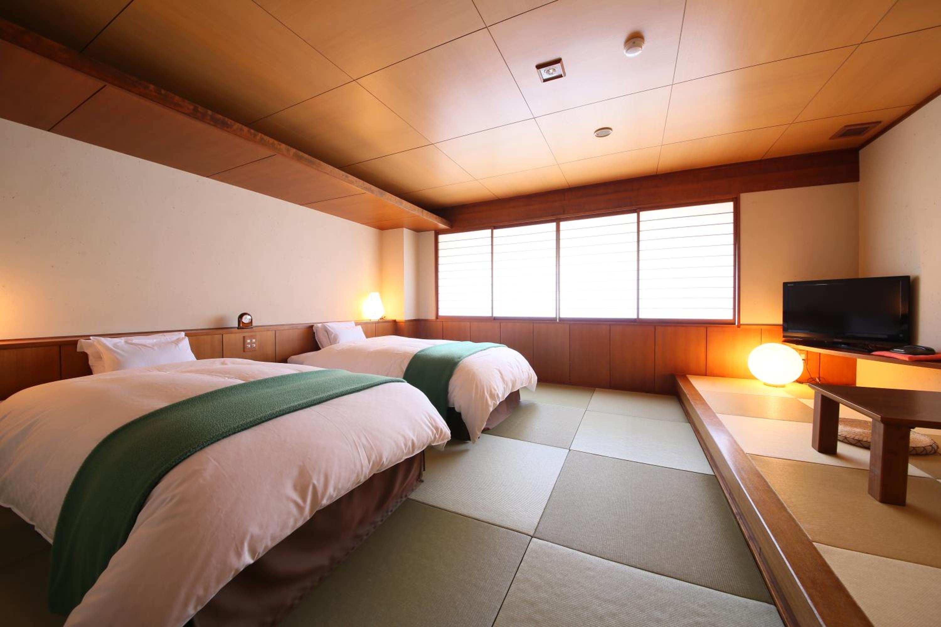 غرفة بسريرين منفصلين بأرضية تاتامي، Hotel Tamanoyu 9/10