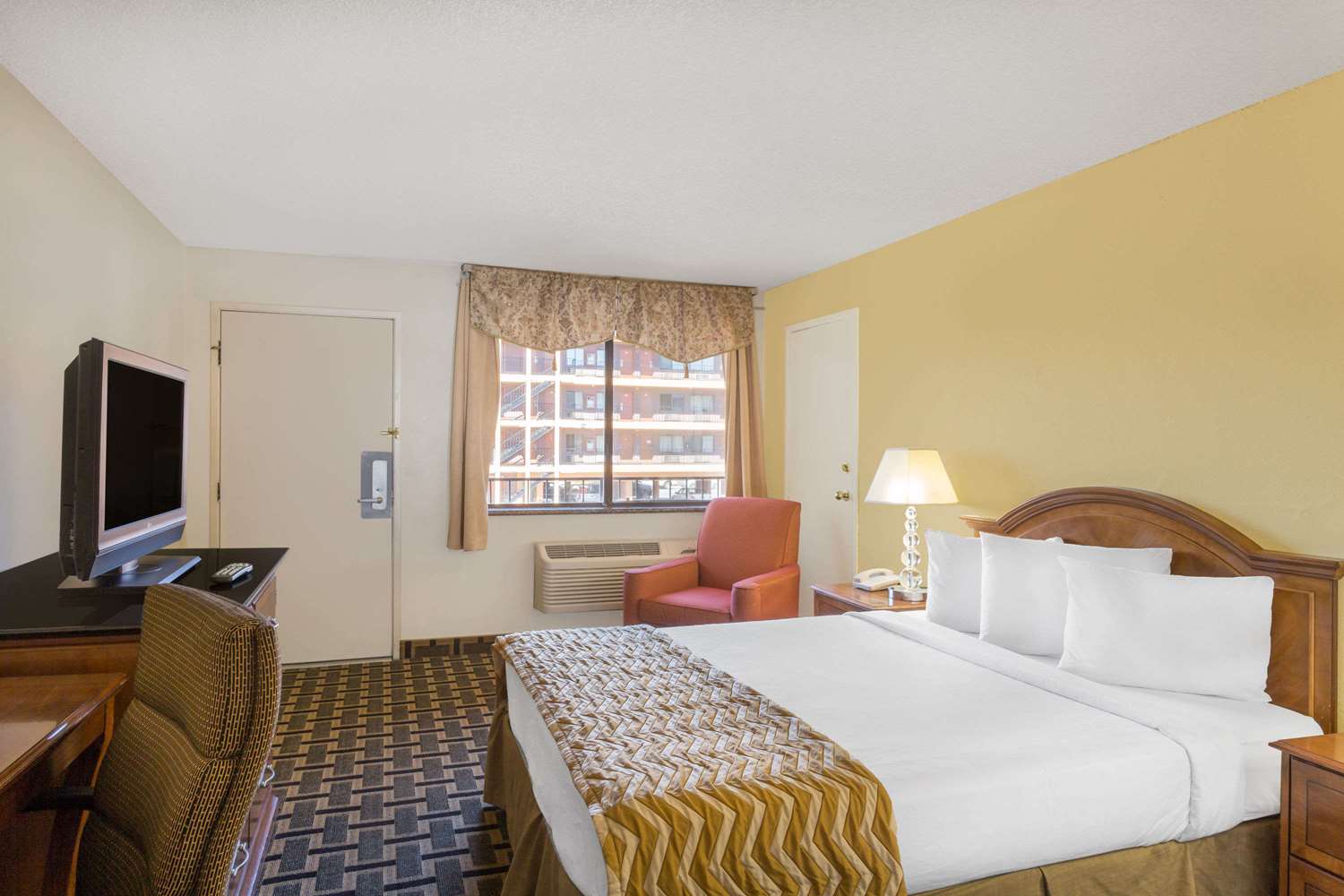 Travelodge by Wyndham Reno Downtown 11/37