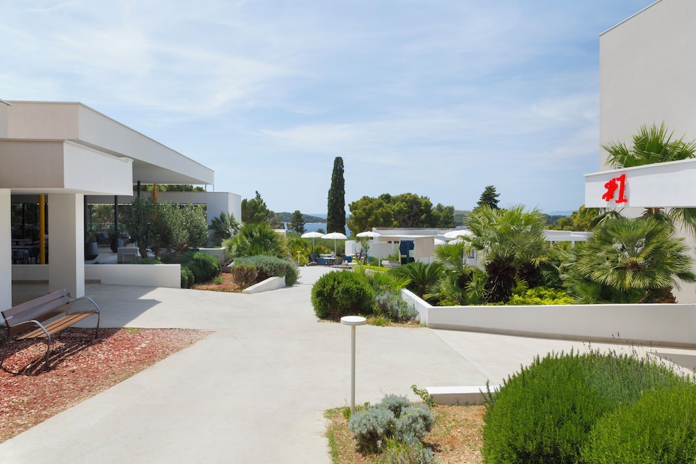 Pharos, Hvar Bayhill Hotel 68/76