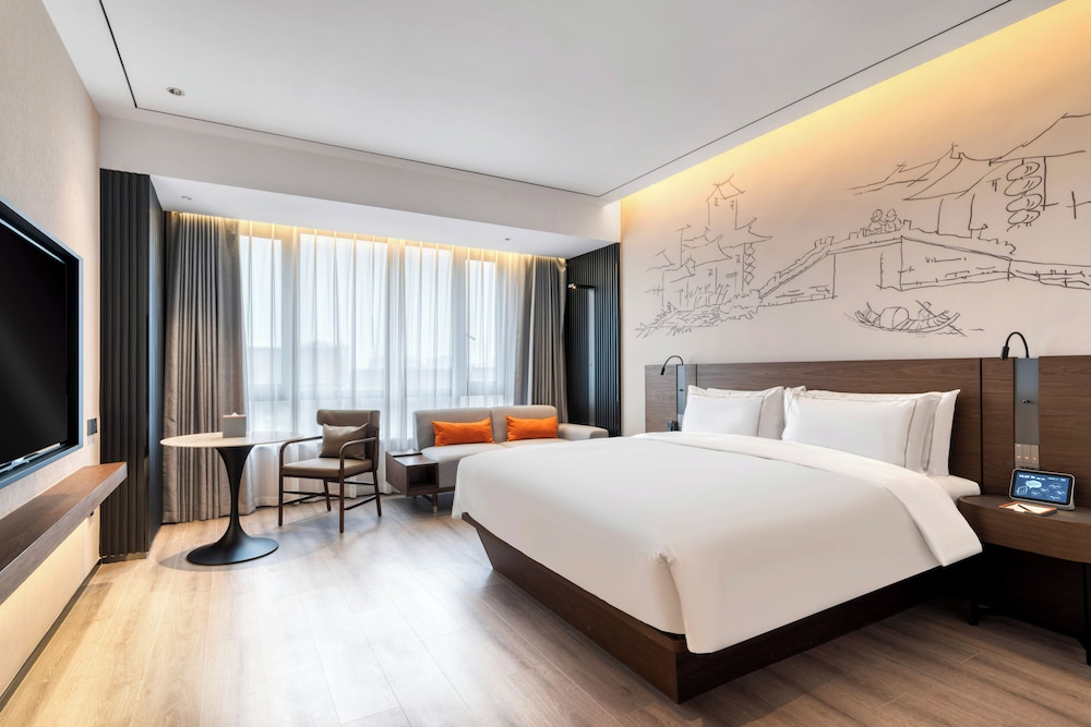 UrCove by Hyatt Jiashan Center 2/7