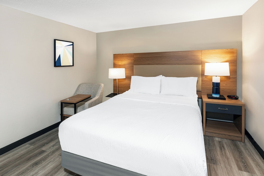Candlewood Suites Topeka 13/49