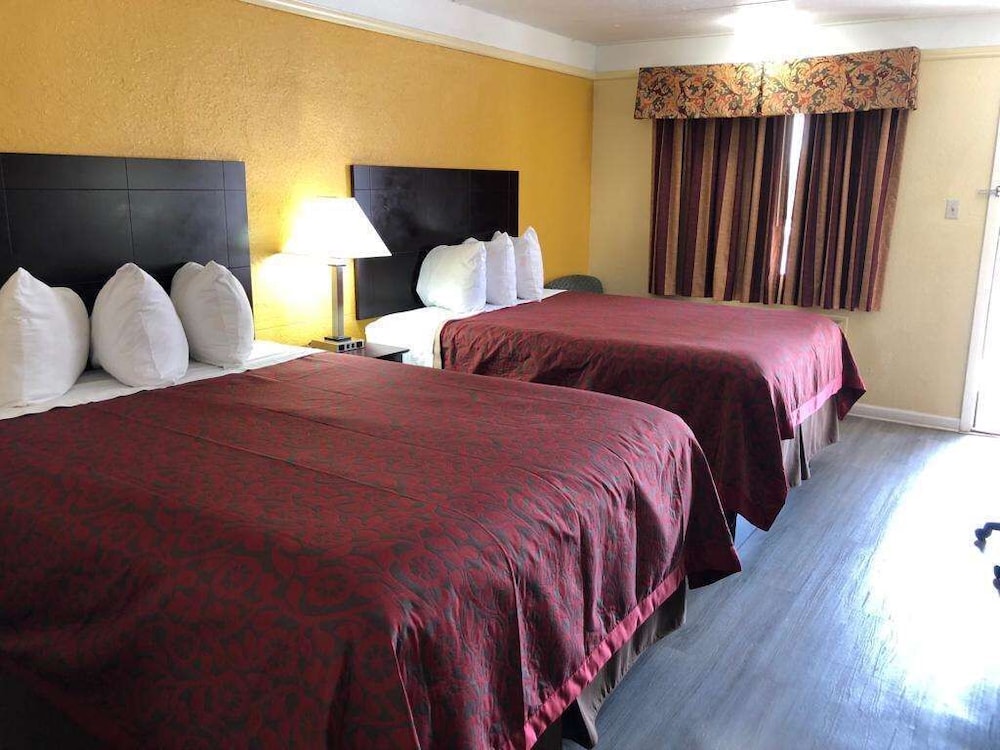 Days Inn by Wyndham Gainesville 32/49