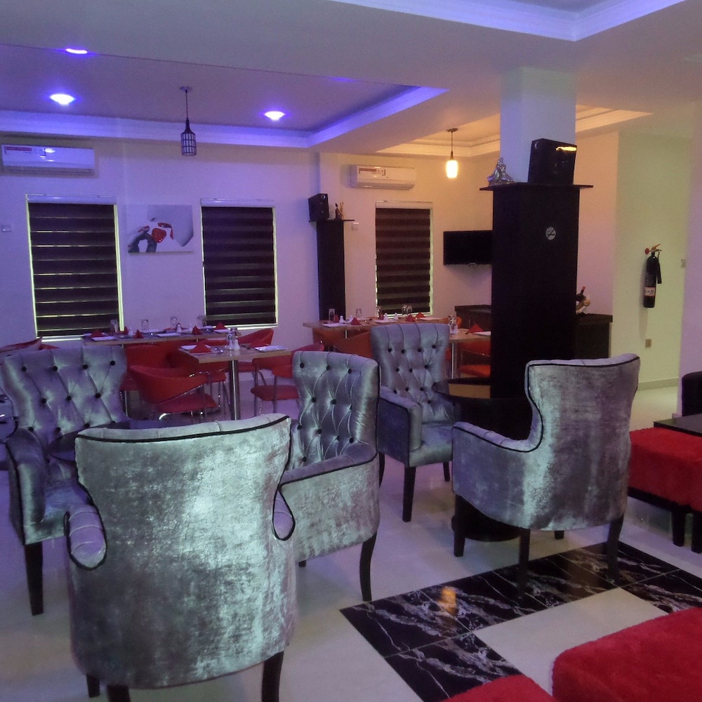 Rightgate Hotel & Suites 20/30