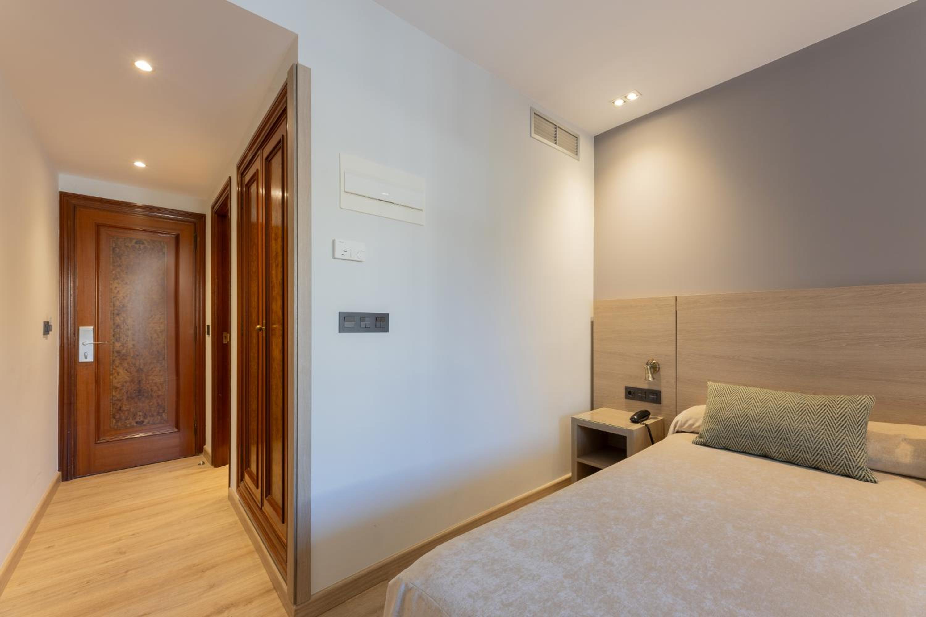 Standard, Queen Bed, Casanova 3/9