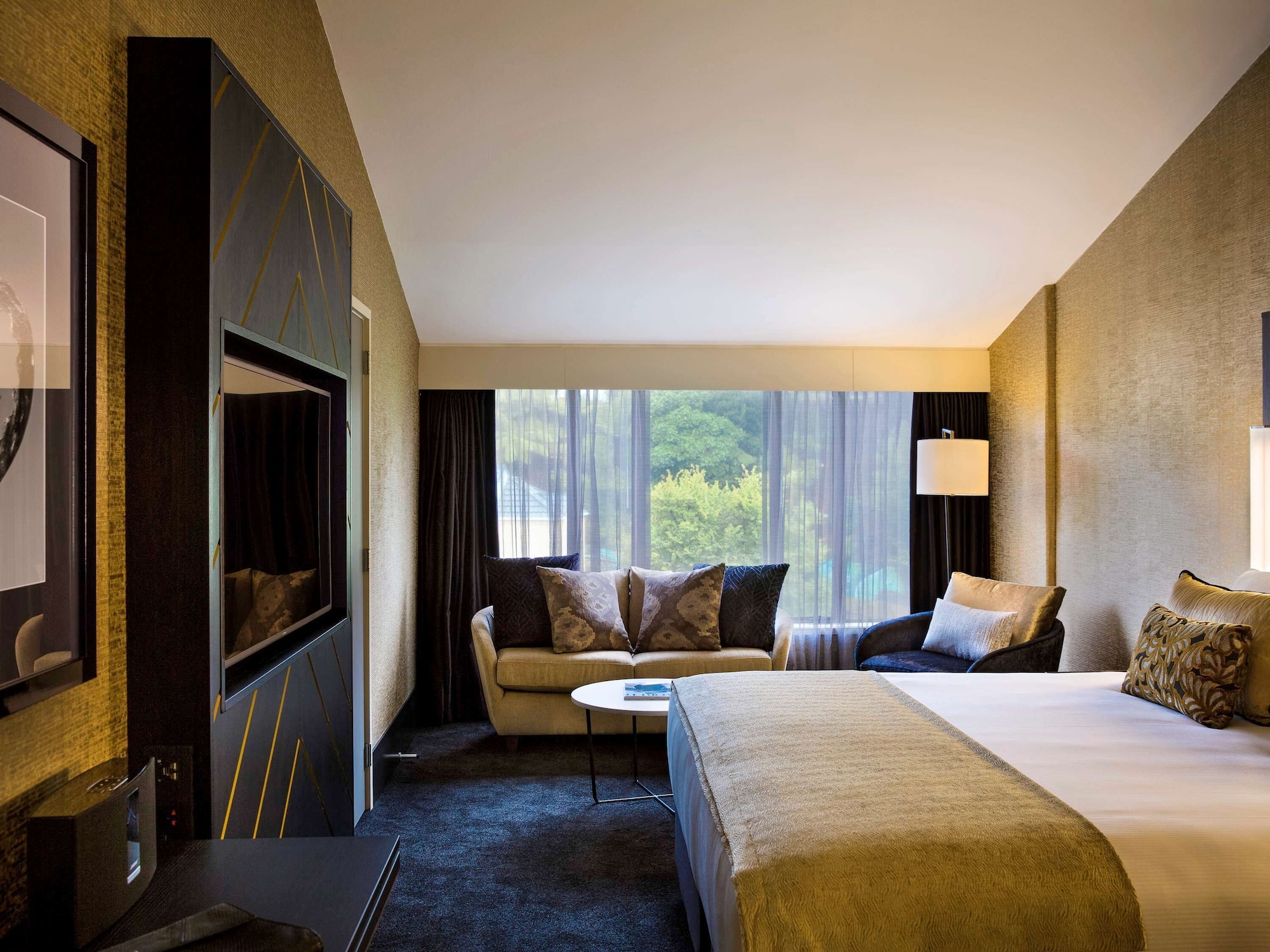EXECUTIVE, KING BED