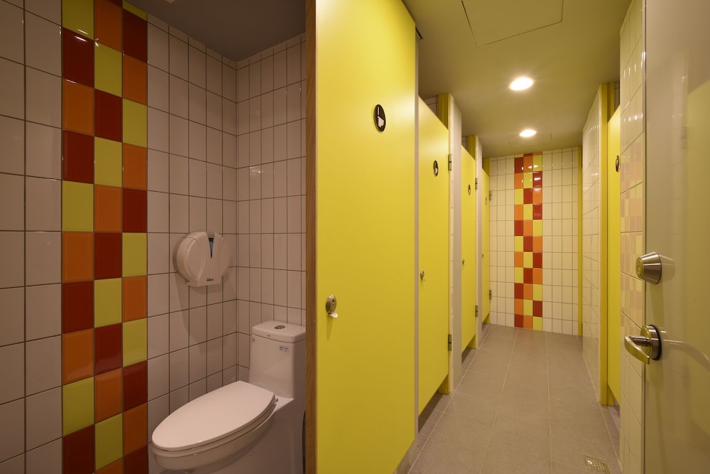 Taipei Travelers International Hostel 28/34