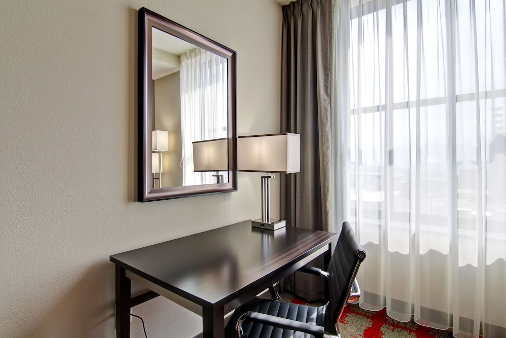 Hampton Inn Suites Cincinnati Downtown 62/72