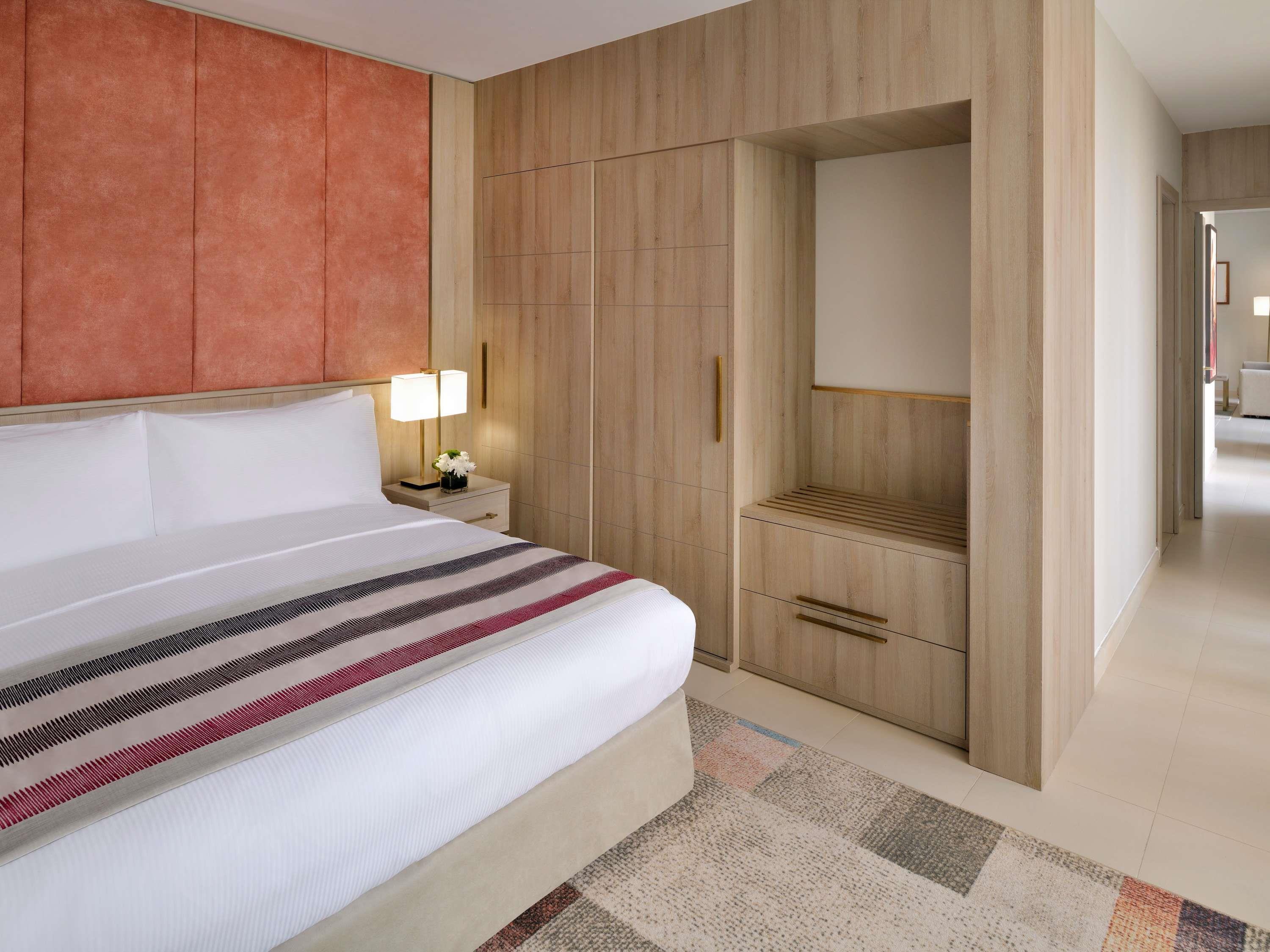 EXECUTIVE, SUITE, KING BED, POOL VIEW
