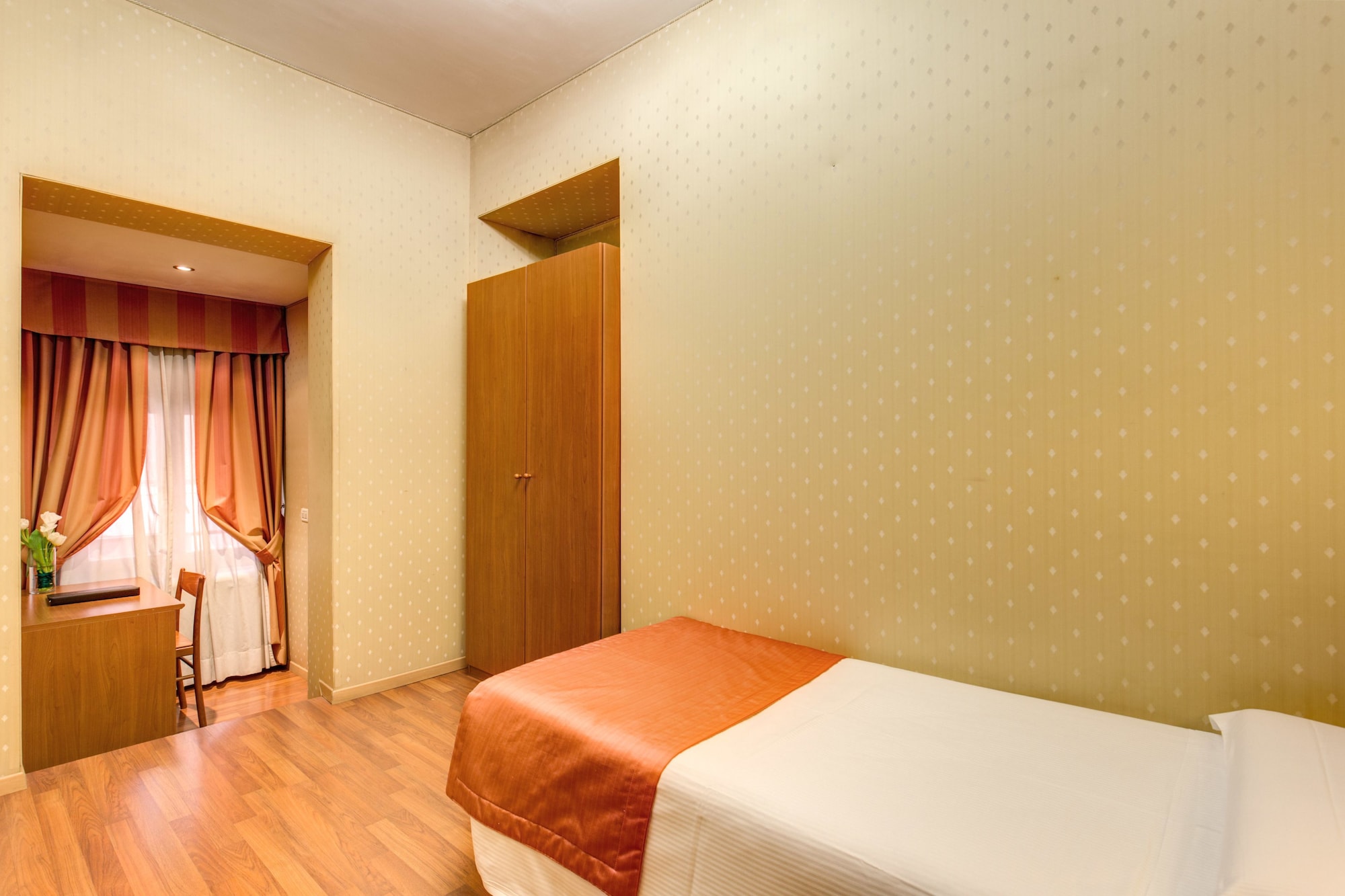 ROOM, SINGLE