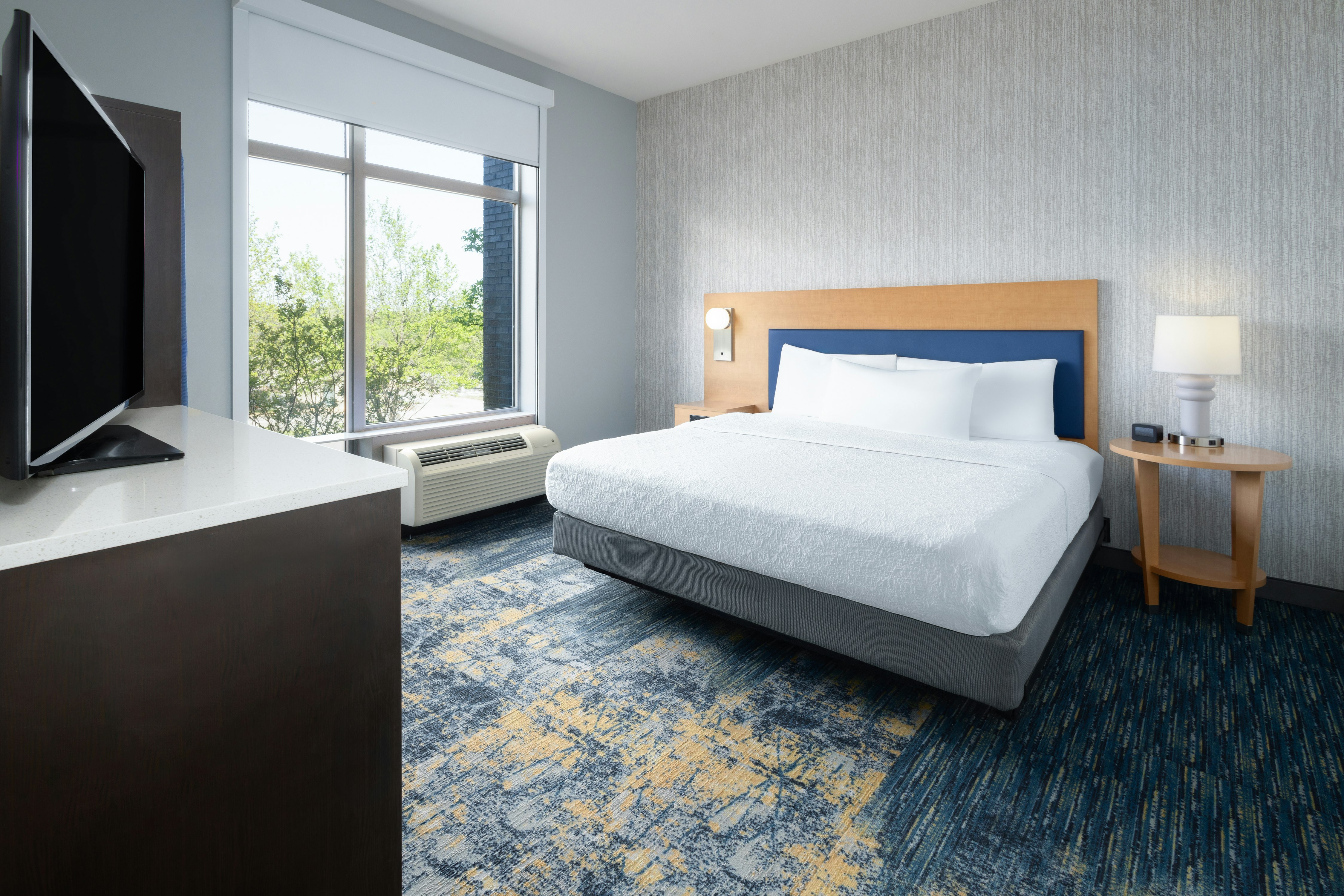 SUITE, KING BED, ACCESSIBLE