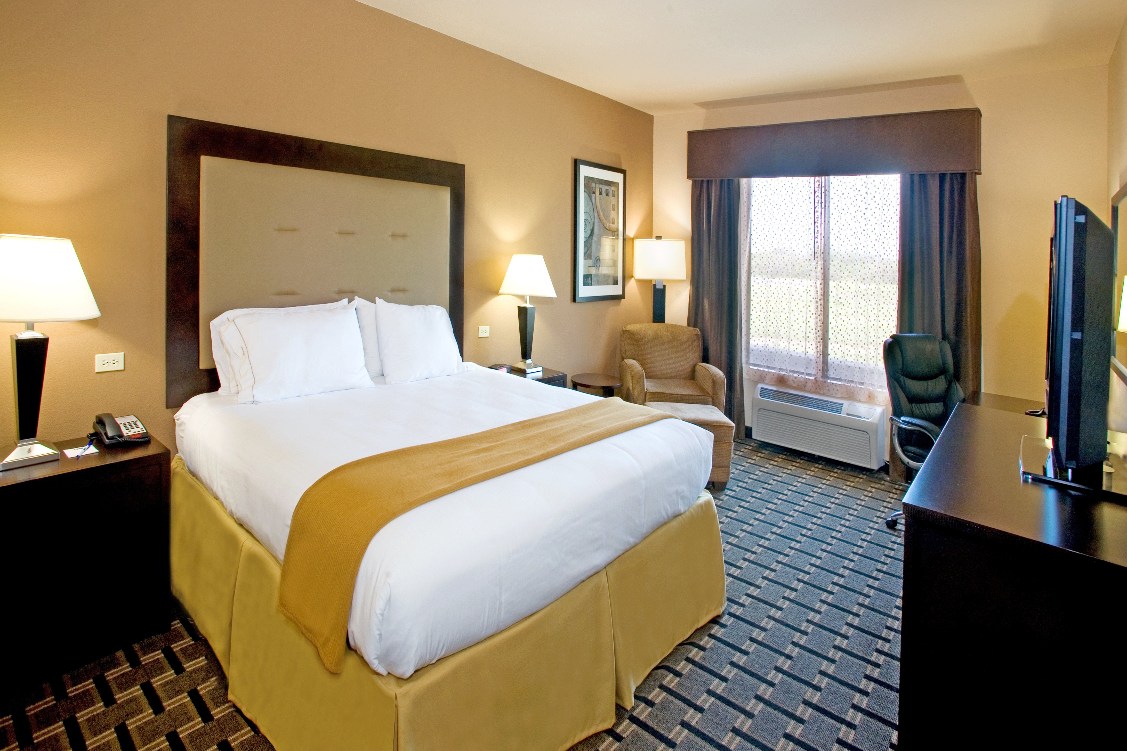 غرفة بسرير كينج لذوي الإعاقة، Holiday Inn Express Suites Beeville 7/10