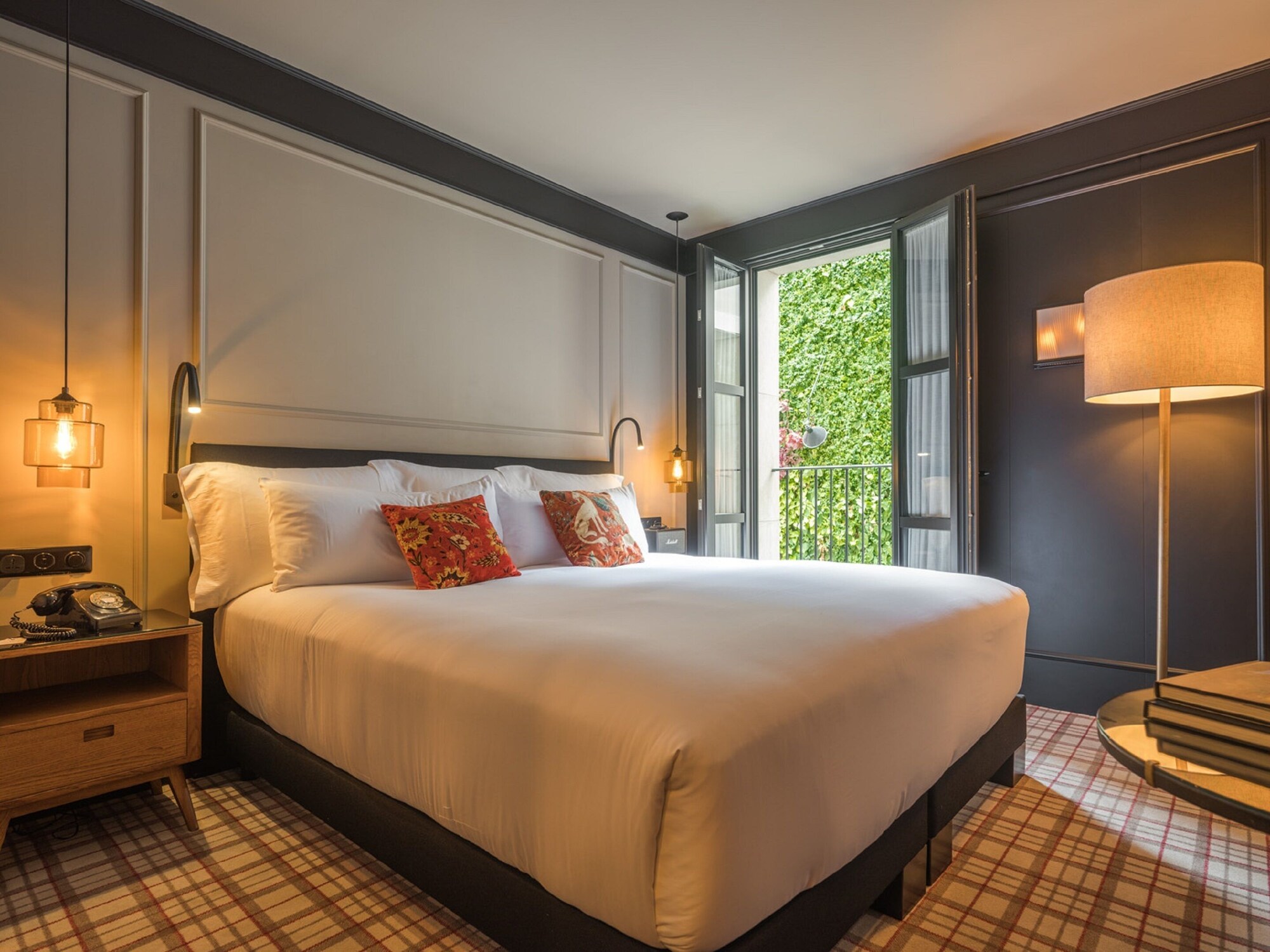 ROOM, SMALL