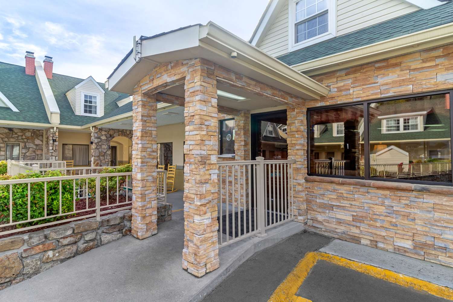 Econo Lodge Inn & Suites Gatlinburg at the Convention Center 16/23