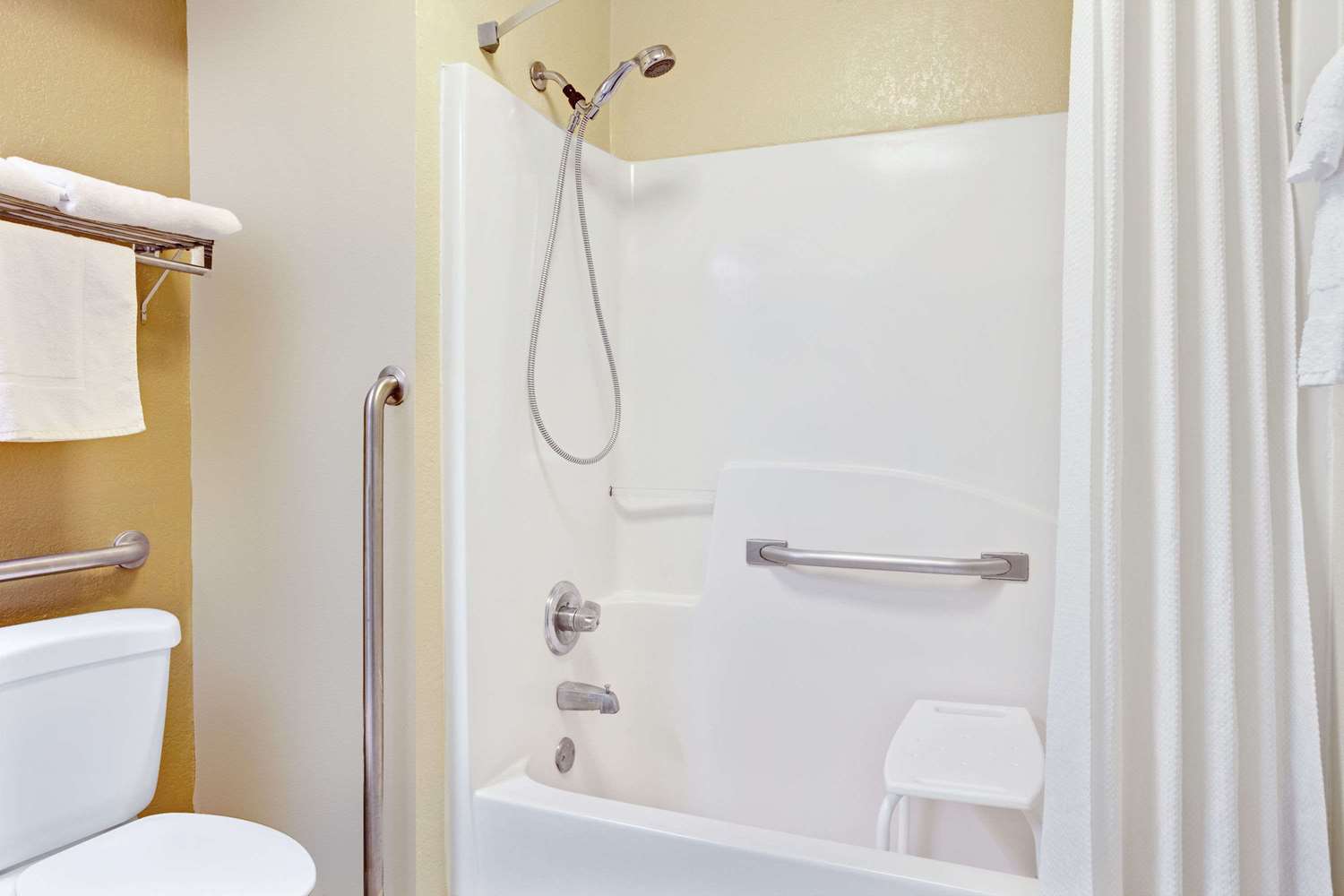 Days Inn & Suites By Wyndham Stockbridge South Atlanta 8/10