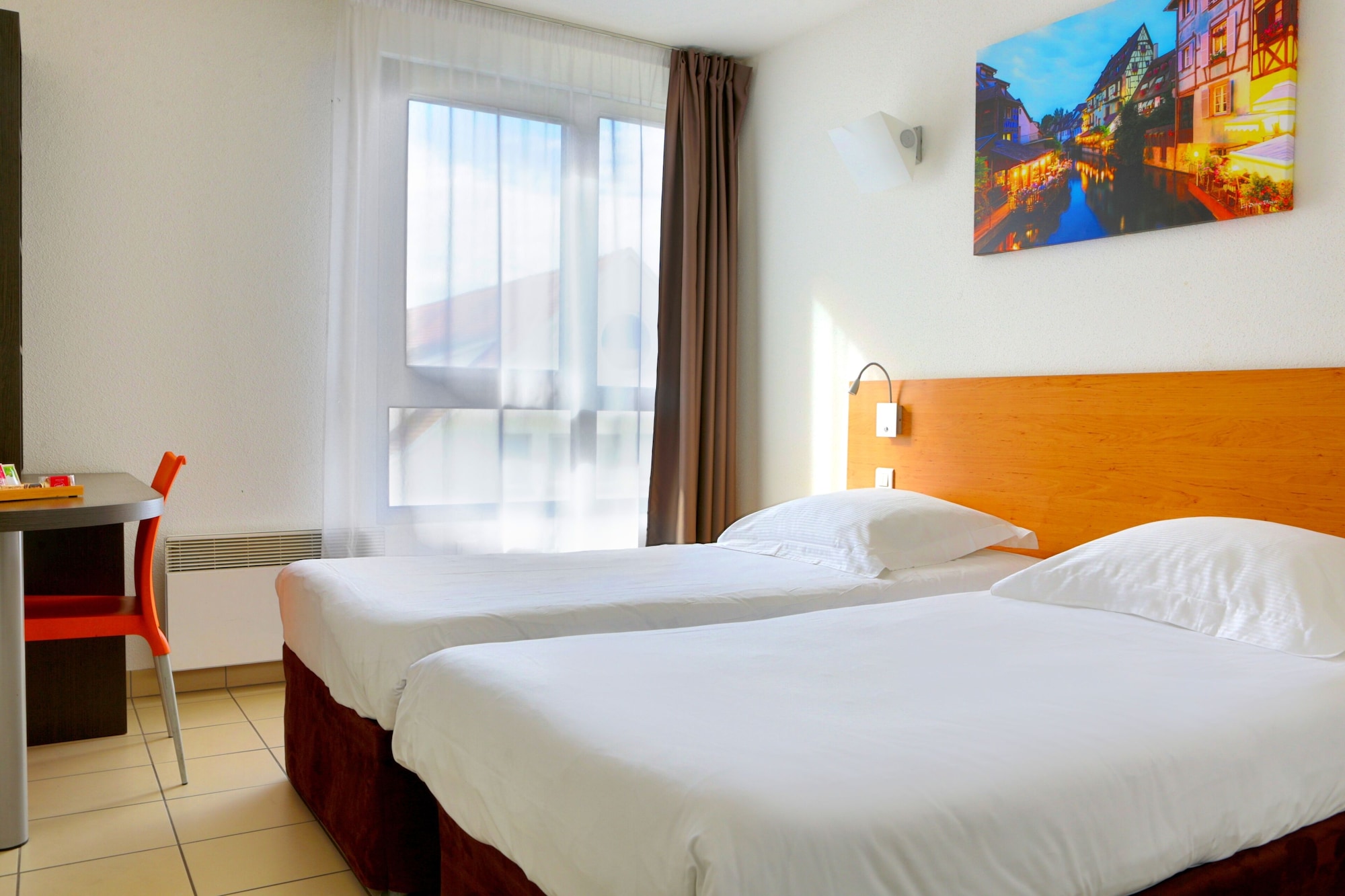 STUDIO, TWIN BEDS