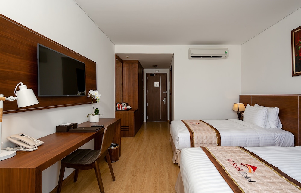 DELUXE, TWIN BEDS, CITY VIEW