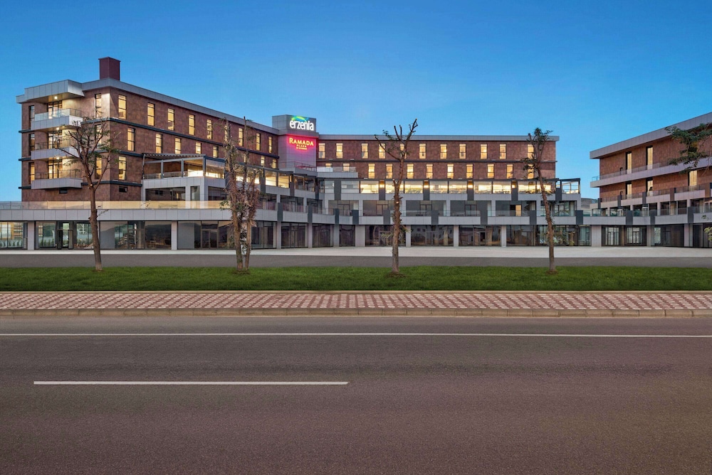 Ramada Plaza By Wyndham Batman 1/50