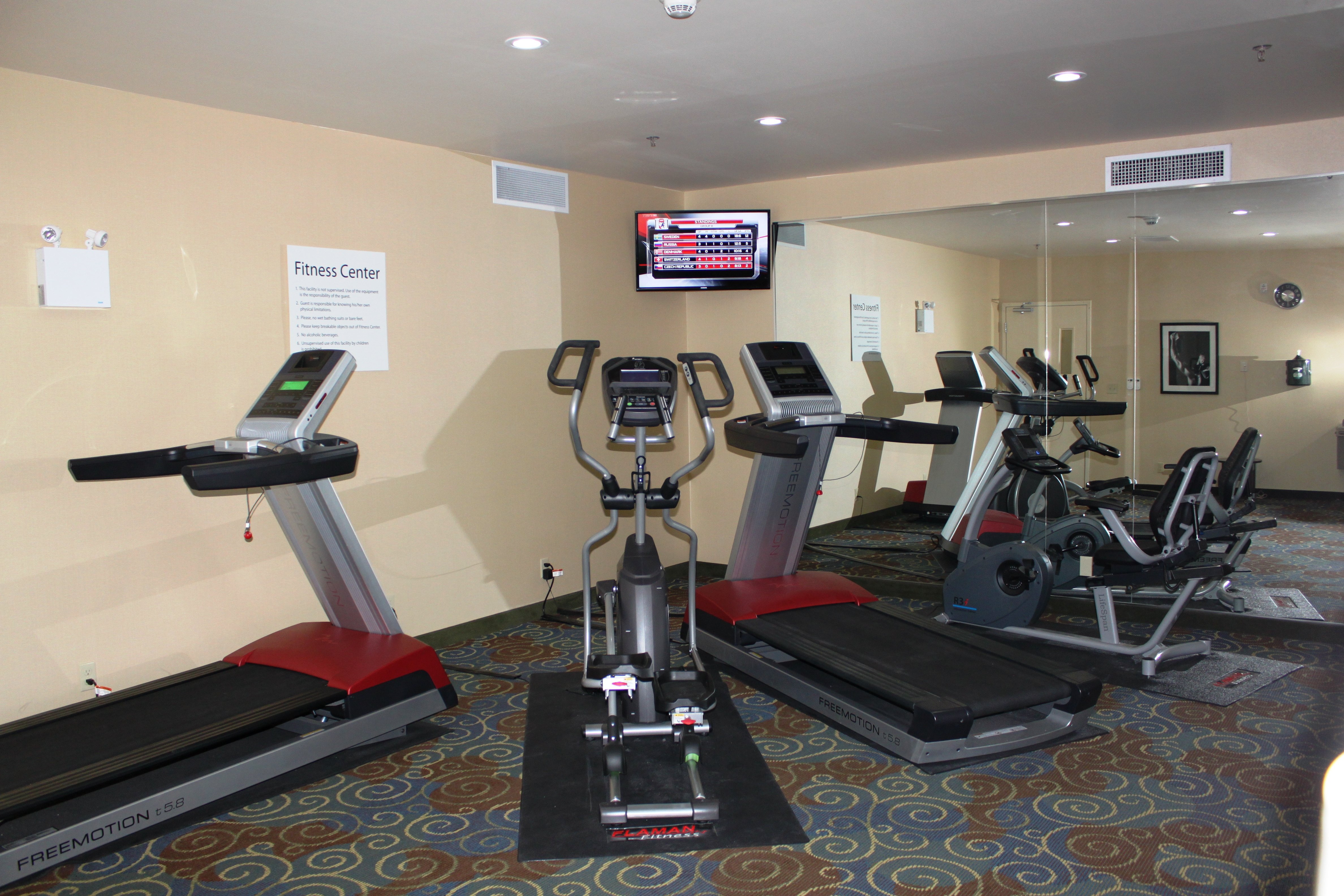 HOLIDAY INN EXPRESS YORKTON EAST 28/39