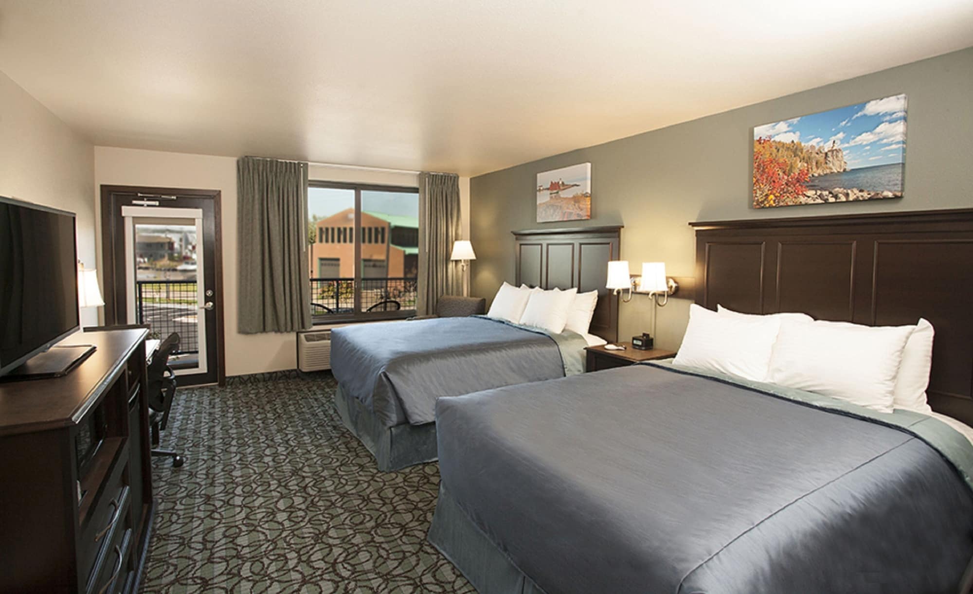 room, 2 queen beds, land view