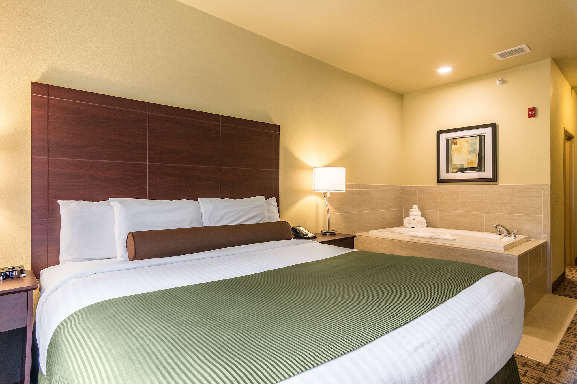 SUITE, KING BED, JETTED TUB