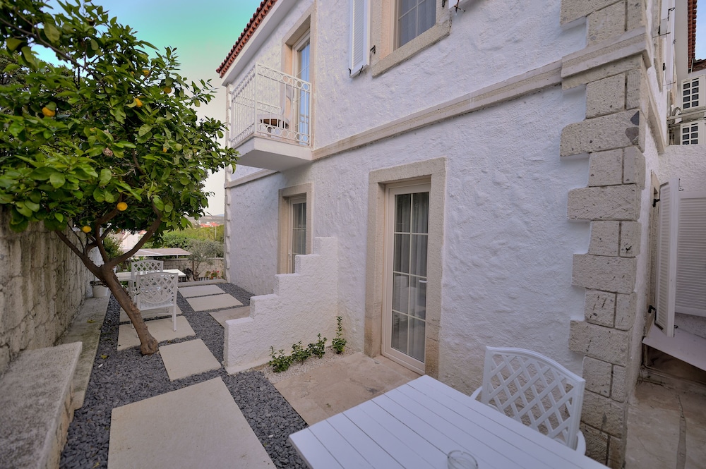 Peremere Alacati Hotel 48/50