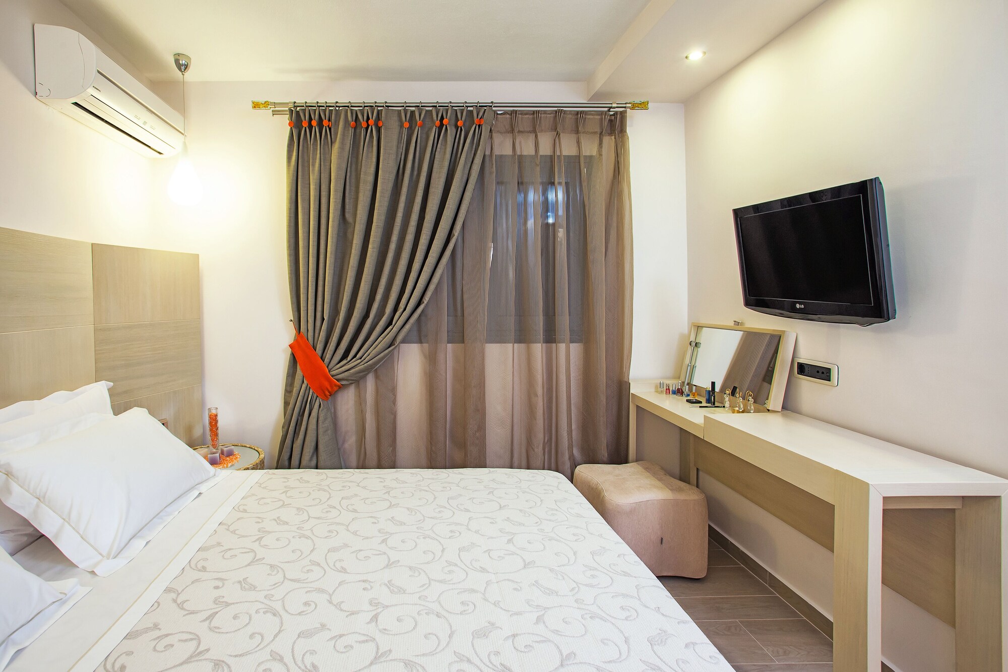 CLASSIC, QUEEN BED