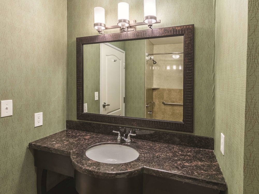 La Quinta Inn & Suites by Wyndham Fort Worth - Lake Worth 44/50
