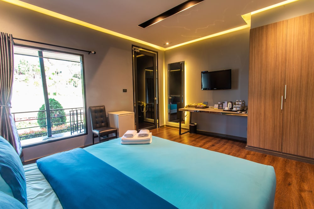 1 Bedroom, Deluxe, Suite, Queen Bed, Resort View