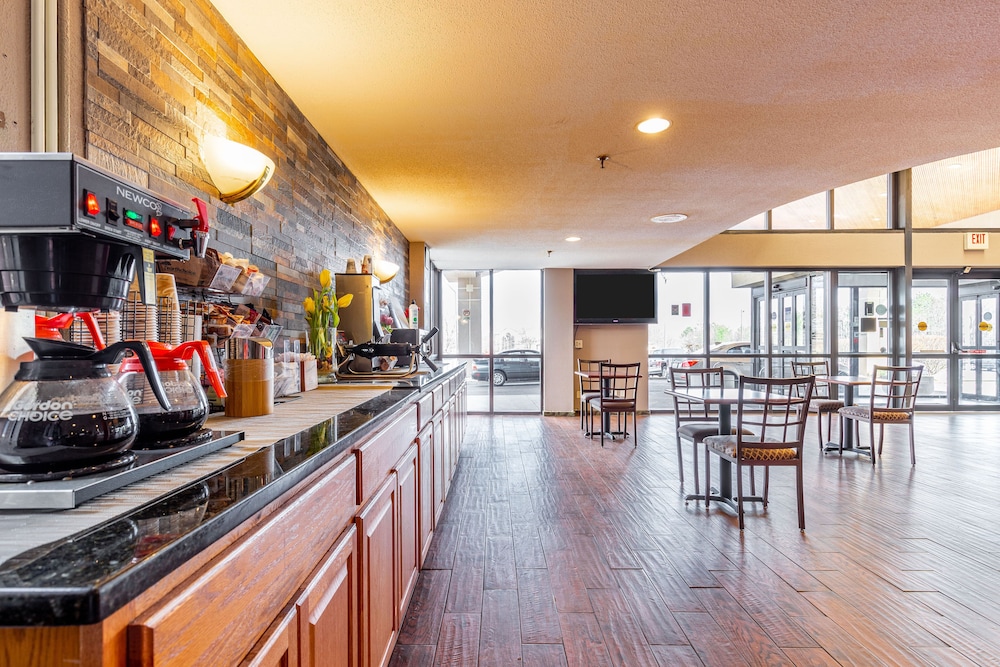 Ramada by Wyndham Columbus North 24/39
