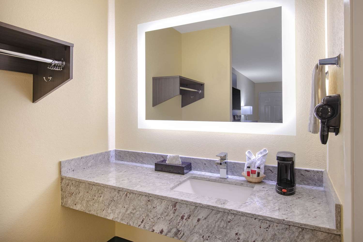 Days Inn by Wyndham Waco 26/27