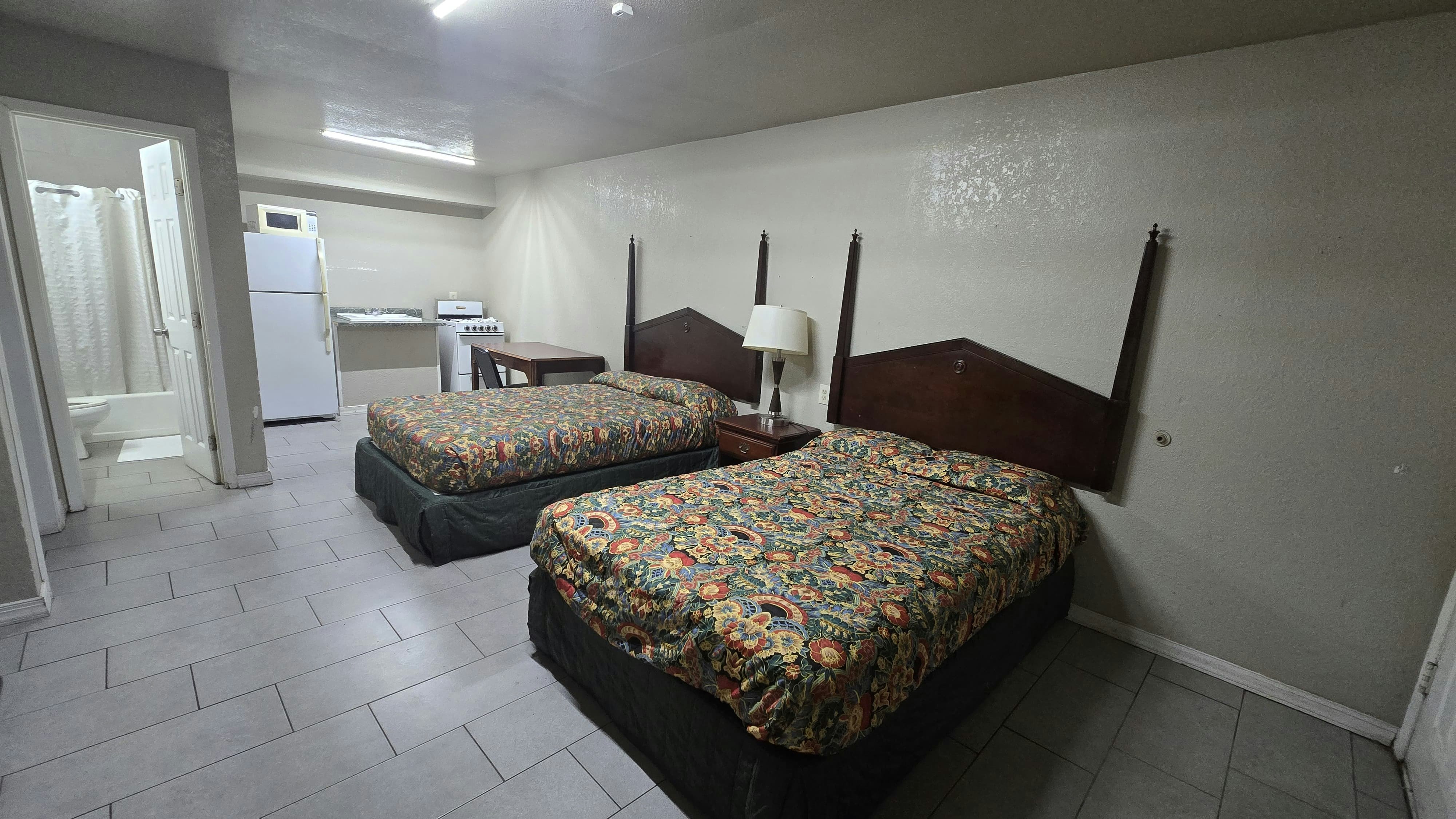 Room, 2 Queen Beds, Kitchenette