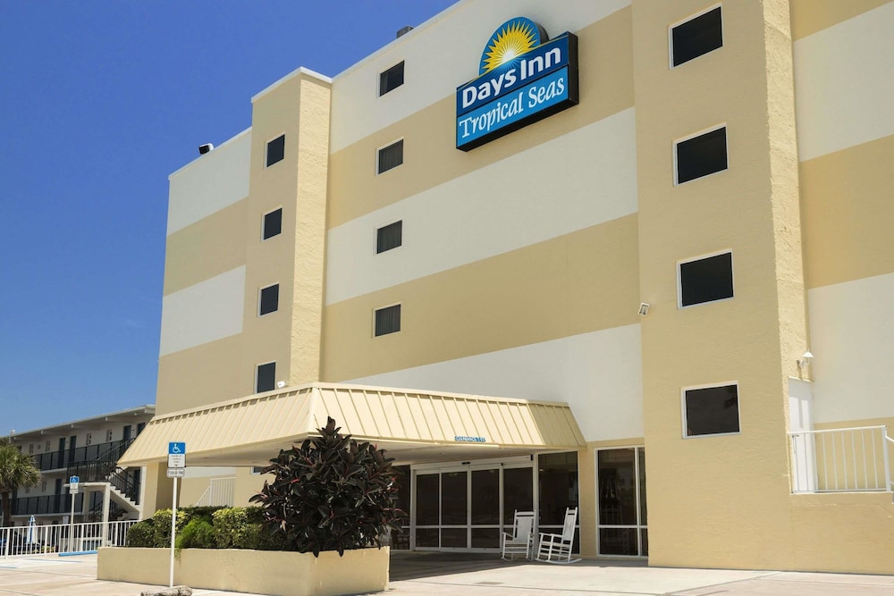 Days Inn by Wyndham Daytona Oceanfront 3/37